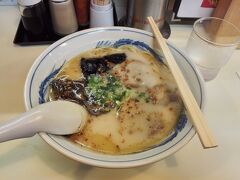 夕食前に熊本の名店こむらさきで熊本ラーメンをいただきます。
横浜のラーメン博物館で熊本ラーメン代表として現在も営業しているので有名ですね。

本日３杯目のラーメンですが、九州のラーメンはお腹にたまりにくいのか何杯でも食べられますね。