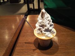 さらに香梅庵さんで陣太鼓のソフトクリームをいただきます。
ソフトクリームの中に陣太鼓の小豆が入っていて美味しいです。