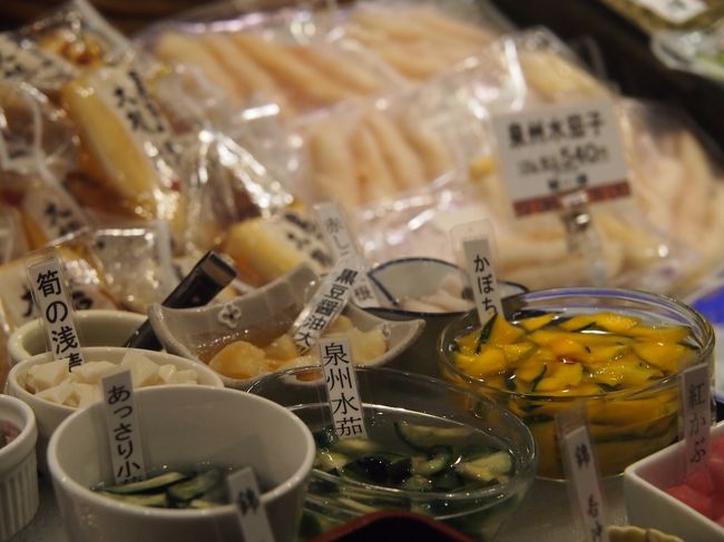 錦市場の店先の写真はほとんどがお買いものをしたお店です。<br />撮影前にひと言お断りを入れると、どのお店も快くお許しくださいました。<br />特にこちらの桝俉の店主(←たぶん)は、「いいよいいよ！撮ってSNSでたーくさん宣伝してよ！」と、茶目っ気ある返し！<br />逆に、客が店内に足を踏み入れても無言で、商売っ気を感じられないお店もありました。<br />プロだけを相手にしているお店だったのかしらん。<br />とにかく桝俉さんは親しみのある対応で市場散策をより楽しいものにしてくれたし、そういうお店はみんなにも共有したいので、こうしてじゃんじゃん写真載せちゃいます！<br />＼(^o^)／<br />繁盛店って、こうした好循環を自ら生んでいるのかもしれないですね♪