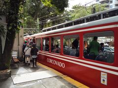 コルコバードの丘に上るために登山電車に乗ります。
予約制で移動中は常に席に着席していないと外に放り出されるとか。