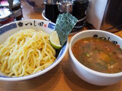 昼食は、愛してやまない　つけめん　つじ田に来ました。

この店、日本にいたときから大大大大大好きならーめんやさんで、LAにもあるということで、結構遠かったのですが訪問しました。

すごくにぎわっていて、３０分待ちました。日本のラーメンが人気なのがうれしい
とてつもなくおいしかった～～～

アメリカで行く、日本のチェーンのラーメンやさんは、どこもすごく繁盛しています。アメリカ人も器用に箸をつかって食べています

もっともっと、他のラーメン屋さんもアメリカに進出してほしい

なんちゃってラーメン屋さんが多く、どこもまずいので
日本のちゃんとしたラーメンの味をアメリカ人にもっと広めたいなぁ。

本当に涙が出るほどおいしかったラーメンでした。