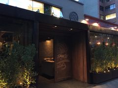 NO.１ オオサカ コシナ ニッケイ ボゴタ店（OSAKA）

和食とペルー料理のフュージョンで名を馳せているOSAKA。
南米に何店舗かある超有名店。本店はもちろんペルー。

外観からは想像できないほどに、店内は華やかでハイソな世界が広がっています。
ソフィテルホテルの向かい側にあります。