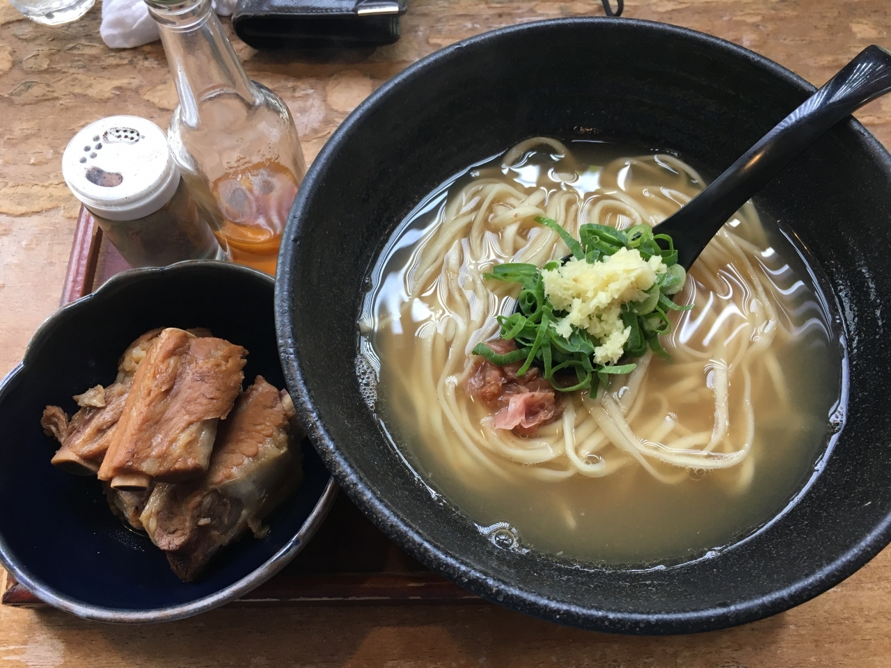 太麺と柔らかいロース豚、さっぱりとしたスープの相性が抜群でした。

路地裏にある隠れ家的な、沖縄そばの名店のようでした。
