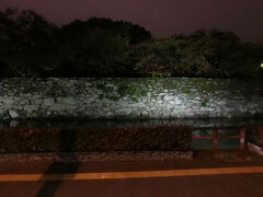 バスで通りかかった徳島城の城壁