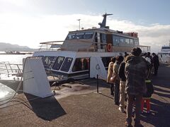 駅から歩いて長浜港に向かいます。ここから琵琶湖に浮かぶ竹生島（ちくぶしま）に渡るために船に乗ります。多くの観光客がいました。