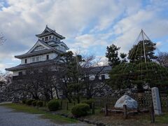 長浜城にも歩いてきました。お城は歴史資料館になっているのですがもちろん年末年始で休館です(^-^;