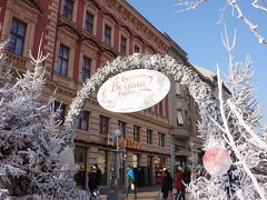 これがクリスマスマーケットの入り口。背後にドイツ系百貨店のミューラー「Muller trgovina Zagreb」が見えます。
