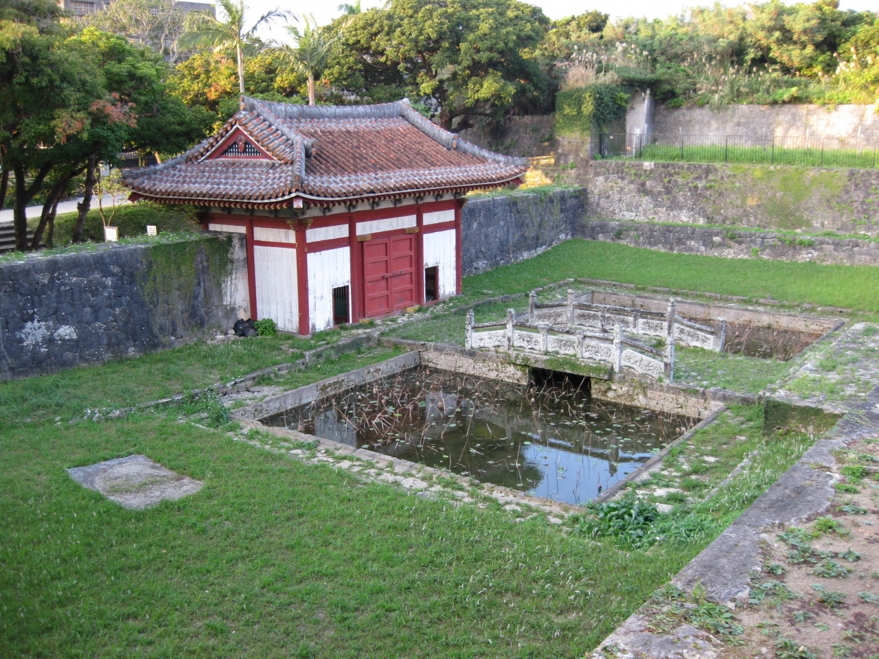 首里城の隣にある、円覚寺跡です。

琉球の臨済宗の総本山でしたが、太平洋戦争で焼失しました。
