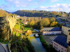 街の中心部を通り、ポックの砲台の前の高台まで歩いていきました。

渓谷に中世の街並みがそのまま残されたような景色です。