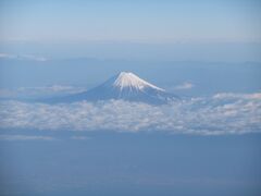 いつものように飛行時間が短いので急いで食べながら富士山が見えてきました。

冬の時期は、山頂付近に雪が積もっていて美しいです！

東海道新幹線の車窓から見る富士山もきれいですよ！