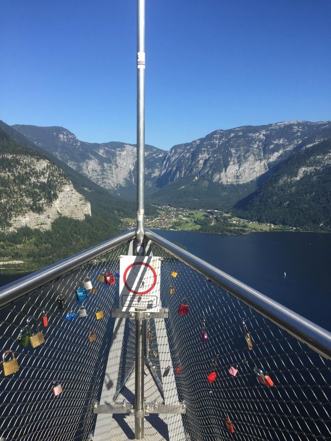 カギがたくさんかけられていました。