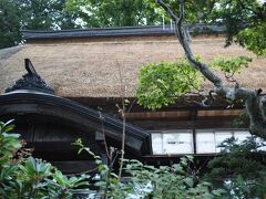 茅葺屋根の旅館で、戸隠神社の宿坊でした。母屋に九頭竜神を祀った祭殿があるそうです。奥様らしき方に御朱印を頂きました。
次回はこちらに宿泊してみたい・・。