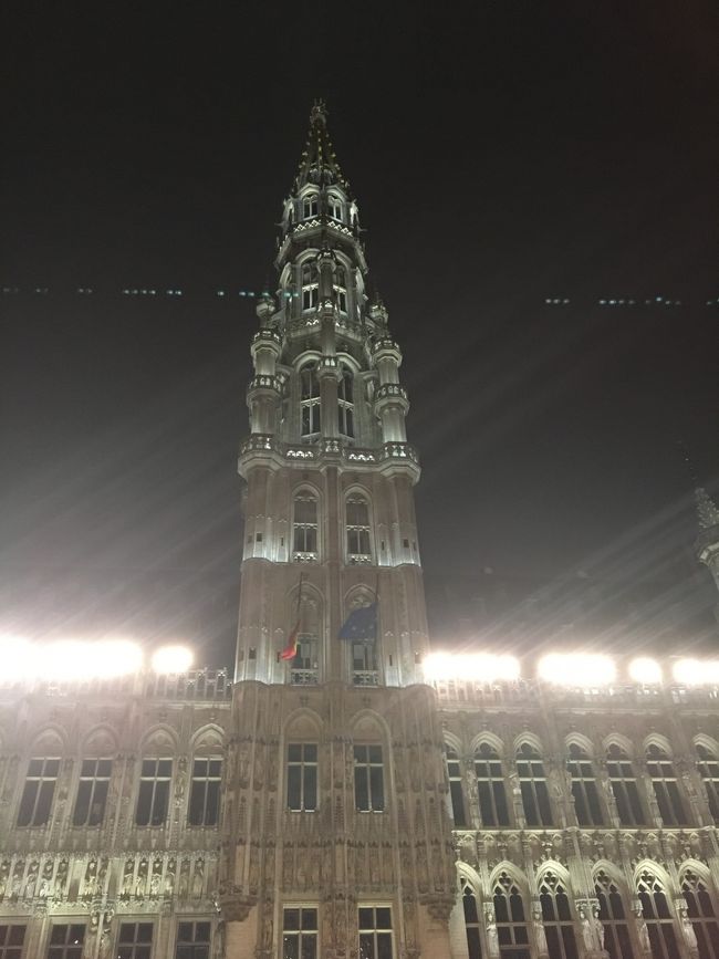 ライトアップされたグランプラス<br />