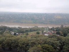 ホテルの部屋からの景色。

薄曇りのどんより空。


川の向こう側はパラグアイ。

ホテルの朝食ビュッフェは日本人がいっぱいだった。

