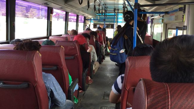 いつも、空港から市内へは、トゥクトゥク(１０～７ドル)を利用しているのですが、公共のバスができたようで、それを利用しました。バス停は、空港の前の通りにありますので必ずわかります。ちなみに03番のバスで、料金は一律1500リエル＝４０円です。必ず利用してくださいね。