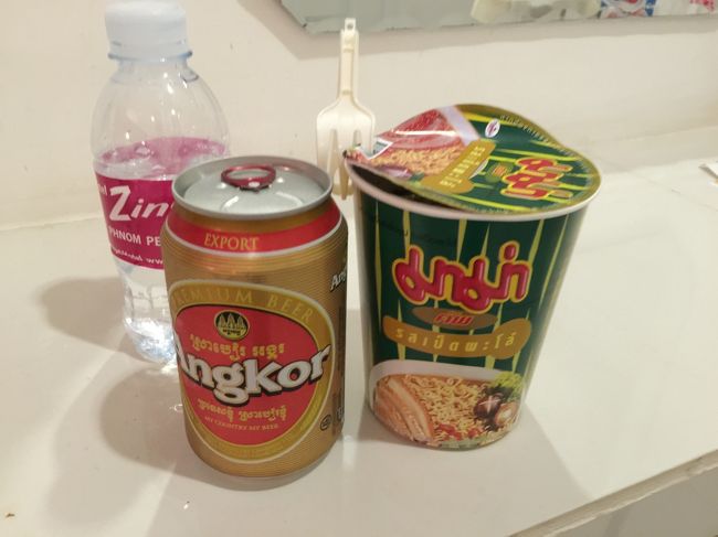 夜遅かったので、寂しくホテルでカップメン。