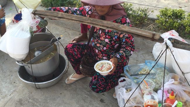 お腹が空いたので、ヌードル。１ドルでした。