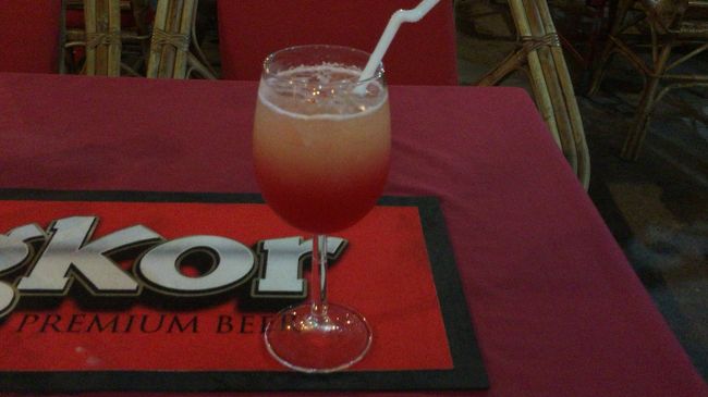 カクテルもまた安く1.5ドルでした。ちなみに、セックスオンザボーチというカクテルです。