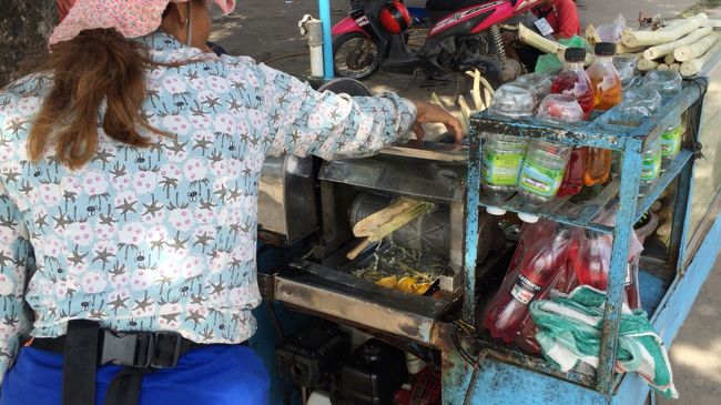 のどが乾いたので、さとうきびジュースです。