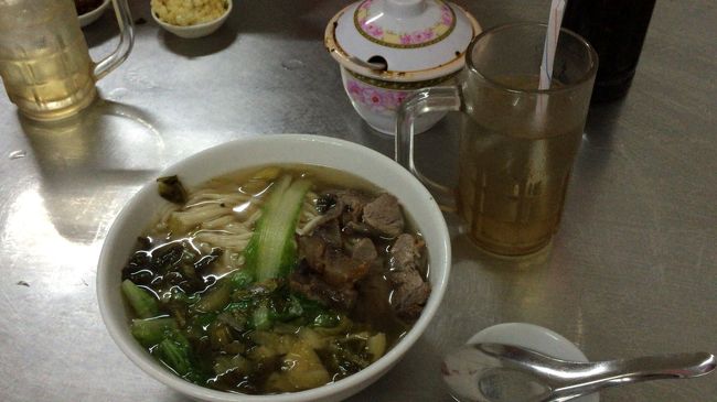 モニボン通りにある「中国拉麺館」というラーメンの専門店です。ここもおいしい。いつもいっぱいです。