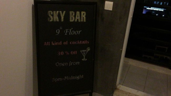 前に来た時に泊まったホテルの屋上のラウンジです。310ストリートにあるのですが、安い。