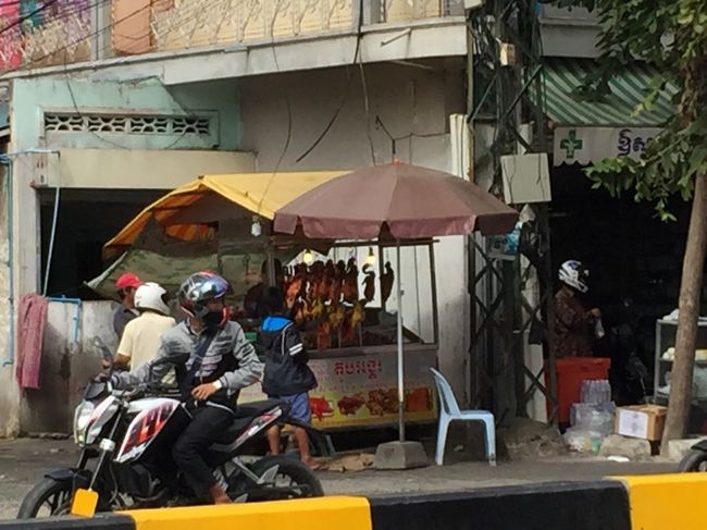 奥にあるのは、ダックです。いわゆる「北京ダック」になるのでしょう。残念ながら一人ではいただけませんね！