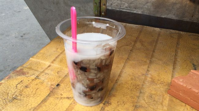 屋台で、カンボジアスイーツを発見。１０００リエルです。