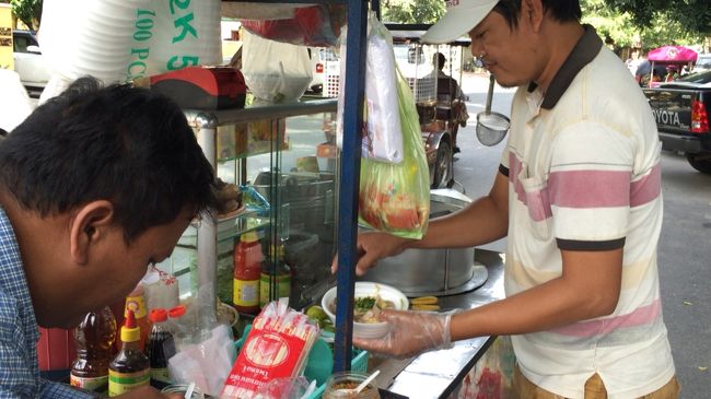 昼食はやはり、屋台ですね。