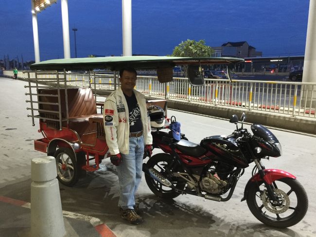 トゥクトゥクで空港まで。運転手さんです。。