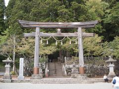 12：58　戸隠神社　中社　
五社の中で中心となるのが中社です、近くにバス停と旅館や蕎麦屋、土産物屋があり江戸時代から門前町として栄えました。