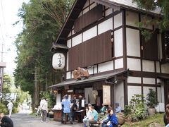 12：55　人気の蕎麦屋　うずら屋に行くと、平日だというのに待っている人がたくさん！　20分～30分待ちというので、待つ間に中社をお参り。
聞くところによると、観光シーズンは朝から120組待ちはザラだとか・・。