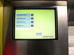 アントワープ中央駅でトラムと地下鉄の一日乗車券を買おうと右往左往していたのですが、地下鉄のホームにある券売機で買えました。
一日乗車券　５ユーロ
