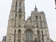 こちらが世界名作劇場のお陰で日本で有名な
アントワープのノートルダム大聖堂

高さ123mの鐘楼は街の象徴です。
ちなみに、実は複数の塔を建てるつもりが、資金不足で１本だけになってしまったとか。
それでも、十分立派ですね。