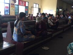 BRTをパンソダン埠頭の近くでおり、ダラまでのフェリーに乗ってみようと入り口で人の列が途切れるのを待っていました。この入り口はミャンマー人用で、左側10mのところに外人用入り口がありました。
ここで日本人ですと言うと、「日本人は無料です。こちらにきてノートに名前を書いて下さい」と女性に案内されました。
この女性に私がダラの案内するからツアーに参加しないかと勧誘されましたが、ダラに着いたら直ぐにフェリーで戻るからと断りました。欧米人の3人組がそのガイドツアーに参加していました。

（この桟橋とフェリーの整備にJICAが協力したので日本人は無料でフェリーに乗れるとのことです。）