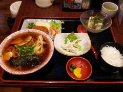 キネマ食堂でラーメン定食