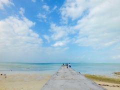 西桟橋です。
写真では分かりづらいですが、向こう側に見える島は手前が小浜島、奥が西表島です。