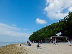 コンドイビーチからカイジ浜へ海沿いを歩きます。
みなさん、星砂を探しています。