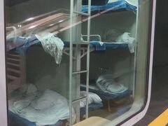 せっかくなので、硬臥（Hard Sleeper）の車内を見せてもらいます。
3段ベッド、個室の扉なし。
・・・2段ベッド、4人用のカギ付き個室の「軟臥（Soft Sleeper）」との差は、レキゼン。奮発しておいてよかったかも。