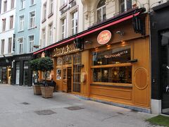 DESIRE DE LILLE〈デジレ・ド・リール〉
ベルギーといったら…ワッフル！

大聖堂からほ近い場所にある、念願のワッフルが有名なカフェへ。
こちらは、ティールームとは別に、テイクアウト専用のお店も近くにあります。