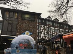 リフト乗り場

大きなスノードームがあります。