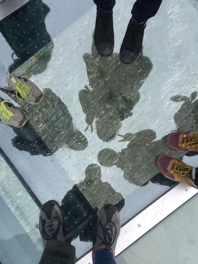 怖いかなと思ったけど、意外とがっしりしていて、下を見ても全然怖くなかったのでみんなでパチリ<br /><br /><br />寒くて疲れたので帰りのバスの中ではみんな撃沈。<br />