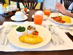 元気に遊び倒す一日の始まりはしっかりとした朝食から！普段朝食はパン一枚位の私ですが、旅行中はしっかり食べる率が上がります。
ティフィンルームで頂く優雅な朝食タイム。エジプト人のウェイターさんにエジプシャンジョークを交えて楽しく、美味しく頂きます。
卵料理のチョイスはラッフルズオムレツ。他にもフラッフィーオムレツとフワフワを謳ったオムレツがありますが、これでも充分にフワフワ。フラッフィーだと私の二の腕もびっくりなフワフワ感になる事必至。