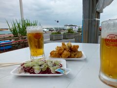 サクサクの天ぷらとマグロです。
港近くに昔からあるこのお店ですが、立ち寄るのは初めてだったりします。
おっちゃんの軽く適当な感じが、とても良いです。