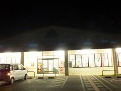 お土産などを買うのにぶらぶらします。
閉店間際のゆらてぃく市場です。