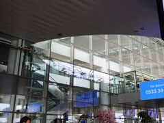 ハノイの空港はきれいなビル。１年ほど前に新規オープンしたそうです。