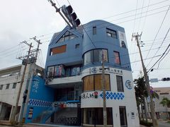 今日の夕飯は居酒屋にします。ひさしぶりの源（げん）です。
以前あった市役所通りの石垣店にはよく行っていたのですが、ここに移転してからは初めてです。
しかし、源ビルとは儲かってるんですね。

開店の17時ちょうどに行ったのですが、結果カウンター席に入ることが出来ましたが予約がないと厳しい感じの雰囲気です。