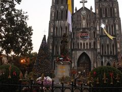 市内観光の最後はハノイ大教会付近でお買い物タイム。私は、あまり、ショッピングが好きでないので、教会の周りの写真を撮ってほかの方々を待ちます。クリスマスはすぎていたけれど、きれいに飾り付けがされています。この後、レストランで食事をとりホテルに戻ります。
明日は、念願のハロン湾です。