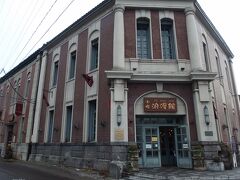 運河方面に歩くと、小樽観光のメインストリート「堺町通り」の入口に建つ、「小樽浪漫館」
明治41年に建築された歴史的建造物「旧百十三銀行 小樽支店」を利用しています。