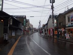 14時、メインストリート「堺町通り」を歩きます。
この附近はまだ人通りも少ないですね。