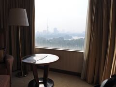 いよいよ最終日の朝。３泊５日は、やはり、あっという間。
ホテルの部屋からの景色。正面に湖のある公園と鉄塔。窓ガラスが汚れていなかったら、さらによかったかな。